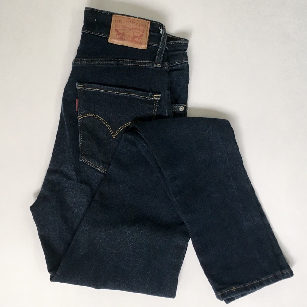 LIKE NEW Dark Wash Skinny Levi Jeans